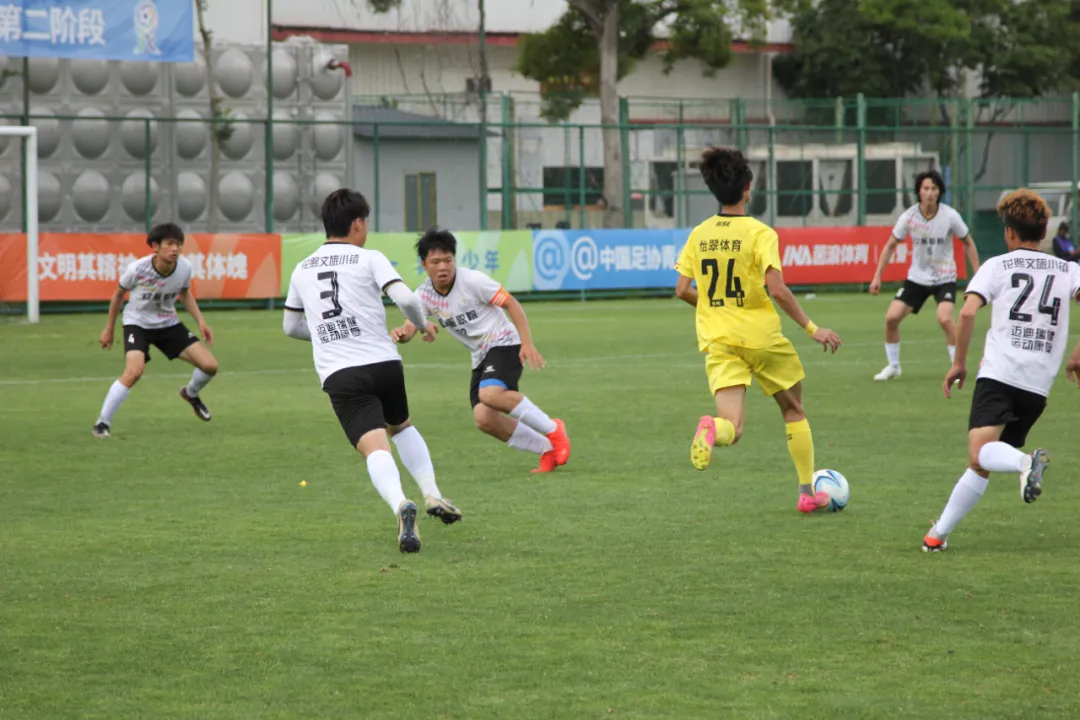 国内足球联赛升降级压力增大，俱乐部备战全力的简单介绍